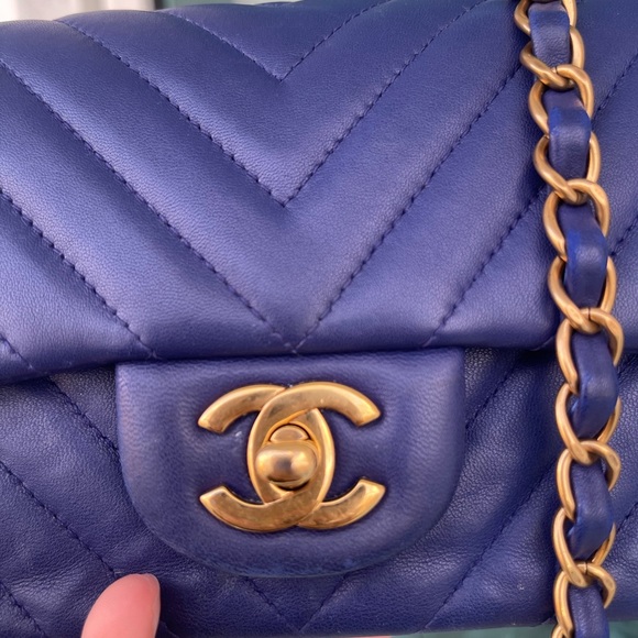 CHANEL Mini Lambskin flap bag - Picture 7 of 11
